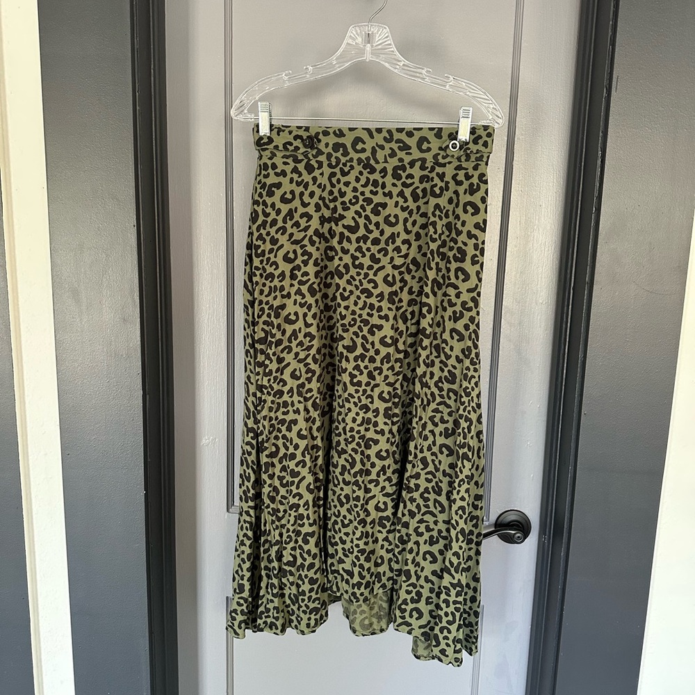 ASOS Floaty Midi Skirt with Button Waist Detail in Leopard Print - Size 8 - Picture 5 of 10